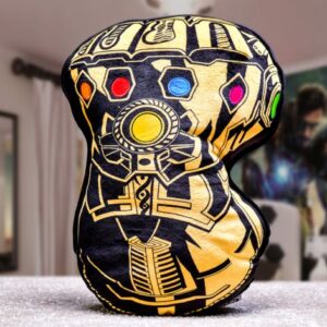Designový polštář ve tvaru Thanosovy rukavice