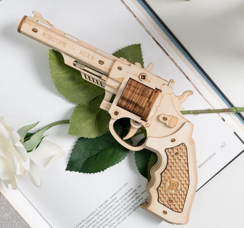 Dřevěný skládací revolver