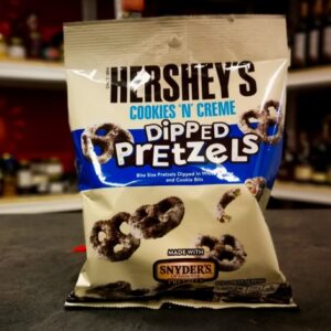 Křupavé preclíky Hershey's v čokoládě s kousky sušenek 120 g
