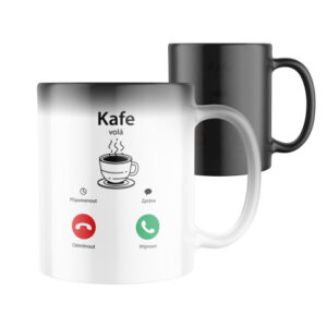 Manboxeo Magický keramický hrnek s potiskem Kafe volá 325 ml