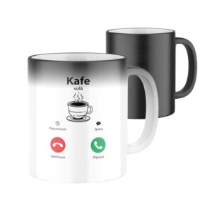 Manboxeo Magický keramický hrnek s potiskem Kafe volá 325 ml