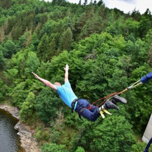 Bungee jumping z mostu