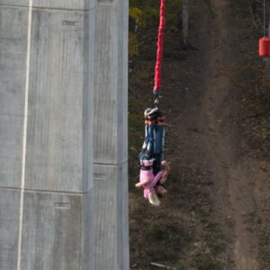 Bungee jumping z mostu ve dvou