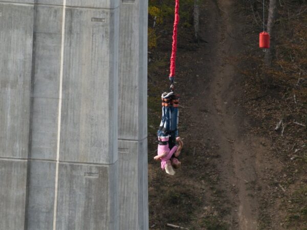 Bungee jumping z mostu ve dvou