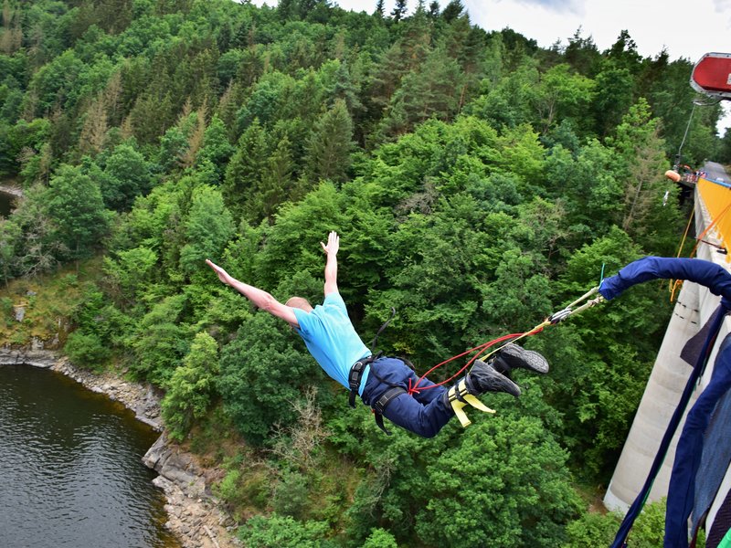 Bungee jumping z mostu