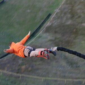 Bungee jumping z věže ve dvou