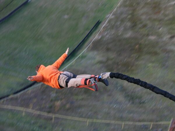 Bungee jumping z věže ve dvou