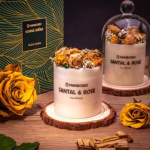 Ručně zdobená dekorativní svíčka s elegantním skleněným poklopem a intenzivní vůní - Santal & Rose 220 g