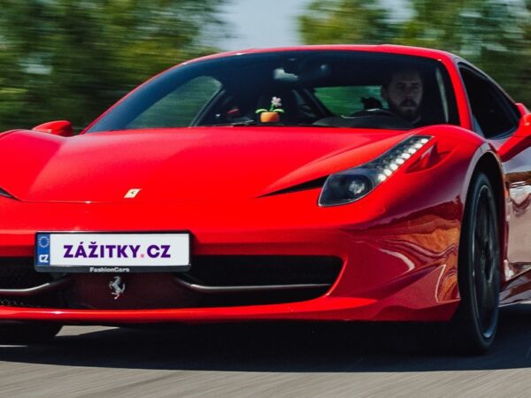 Jízda ve Ferrari 458 Italia na polygonu