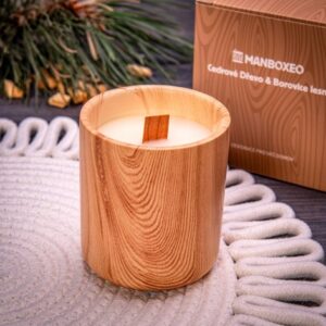 Svíčka v designu dřeva s dřevěným praskajícím knotem a intenzivní vůní - Cedar Wood & Pine Forest 220 g
