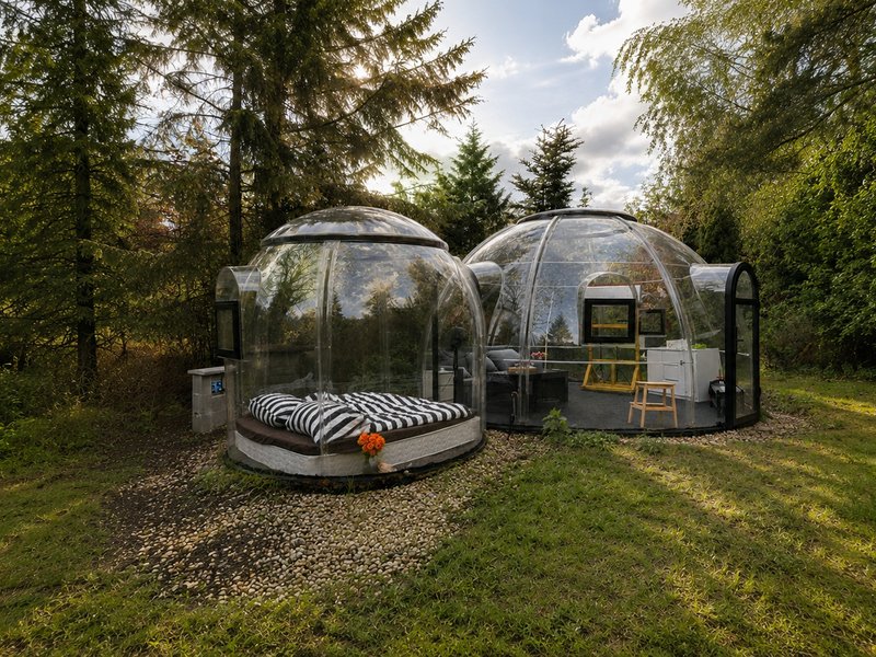 Noc pod hvězdami v průhledné bublině u Prahy