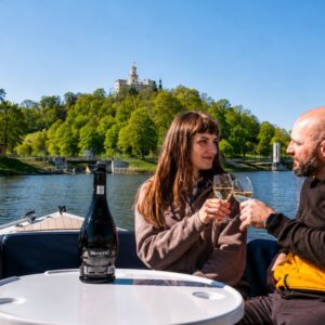 Romantická plavba lodí při západu slunce s lahví prosecca
