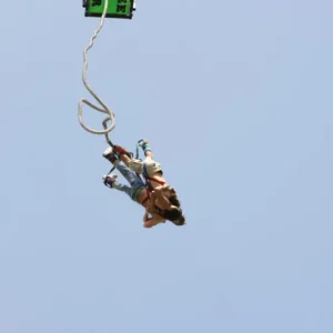 Bungee jumping z jeřábu ve dvou