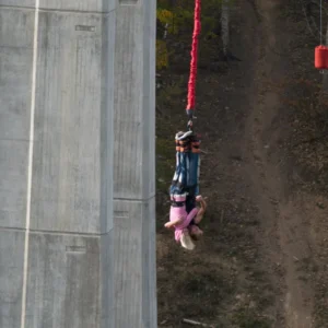 Bungee jumping z mostu ve dvou