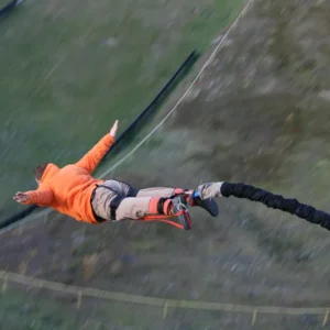 Bungee jumping z věže ve dvou