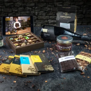 Domácí párování čokolády s čokoládovnou Janek + krabice čokolád a pralinek + lahev vína