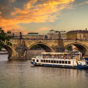 Dvouhodinová plavba po Vltavě se švédskými stoly
