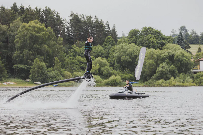 Flyboardová rozlučka se svobodou