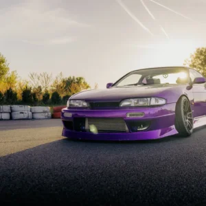 Jízda na polygonu v driftovací ikoně Nissan Silvia