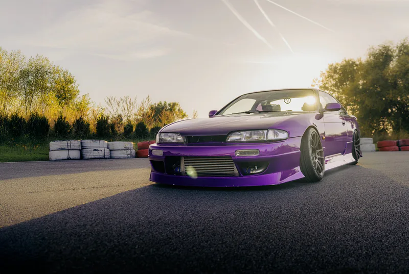 Jízda na polygonu v driftovací ikoně Nissan Silvia