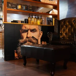 Návštěva luxusního barber shopu s whiskey nebo rumem