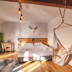 Pivní hotel s pípou na pokoji a wellness v pivních lázních