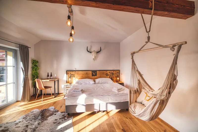 Pivní hotel s pípou na pokoji a wellness v pivních lázních