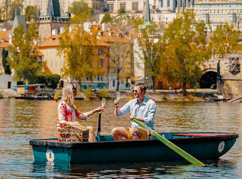 Romantický pobyt v Tančícím domě a piknik na Vltavě