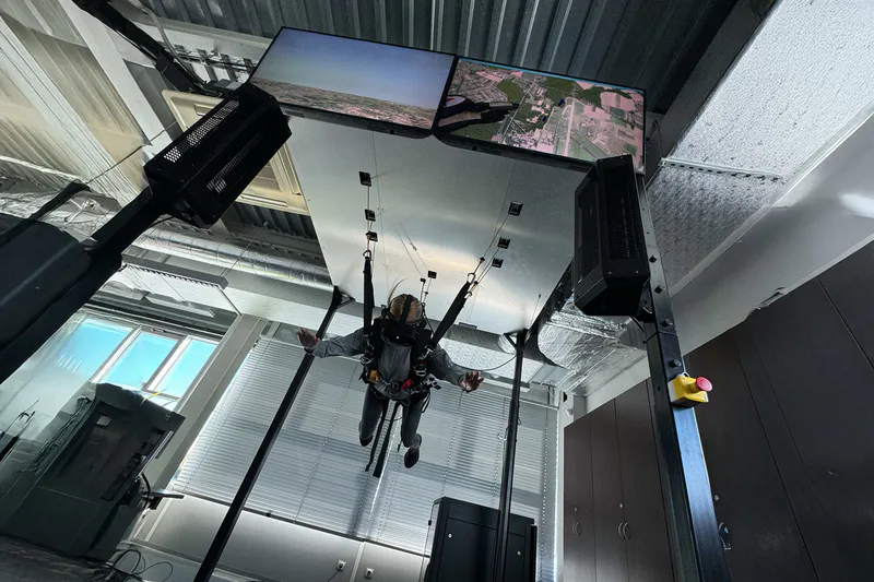 Simulátor seskoku padákem s VR